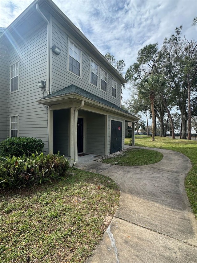 view of front of property featuring a front lawn