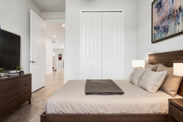 bedroom with visible vents, a closet, and recessed lighting