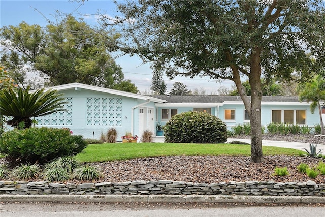 single story home featuring a front yard