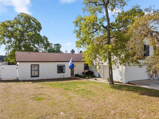 2531 Ludlow St, Deltona, FL 32738 - view of front facade featuring driveway, a front yard, fence, and stucco siding