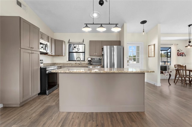 2531 Ludlow St, Deltona, FL 32738 - kitchen with visible vents, a center island, a sink, appliances with stainless steel finishes, and gray cabinets