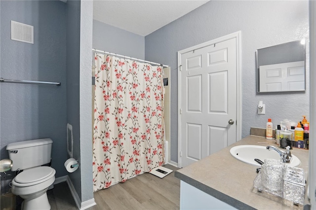 full bath featuring toilet, vanity, wood finished floors, a shower with curtain, and baseboards