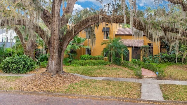 view of front of home with a front lawn