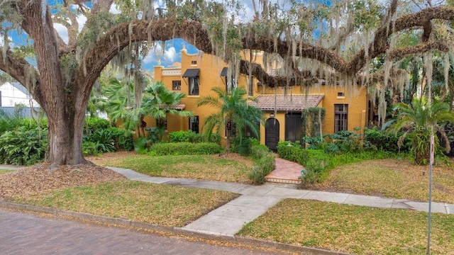 view of front of property featuring a front yard and stucco siding