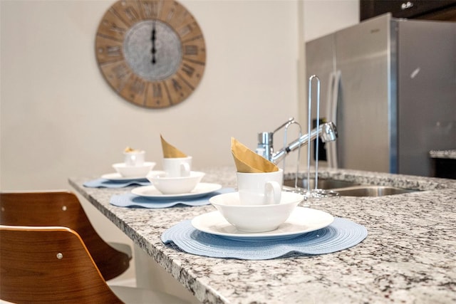 3432 Lilac Way, Davenport, FL 33897 - interior details featuring a sink and freestanding refrigerator