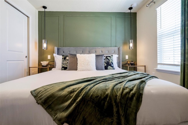 3432 Lilac Way, Davenport, FL 33897 - bedroom featuring a decorative wall