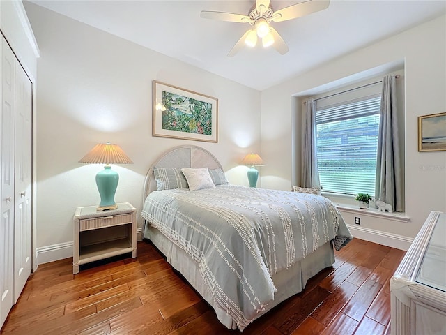 bedroom featuring ceiling fan, hardwood / wood-style floors, a closet, and baseboards