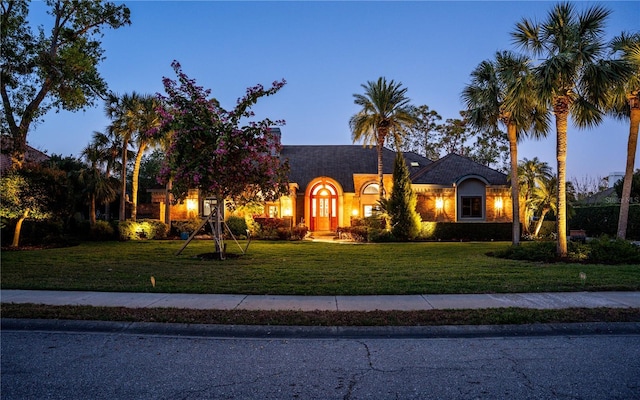 view of front facade featuring a front yard