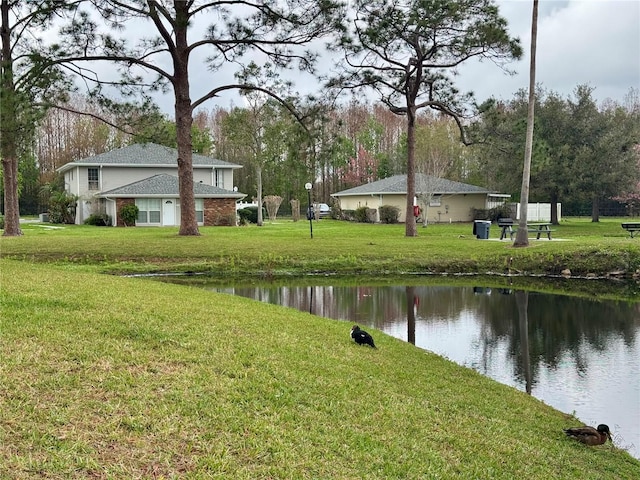 view of yard featuring a water view