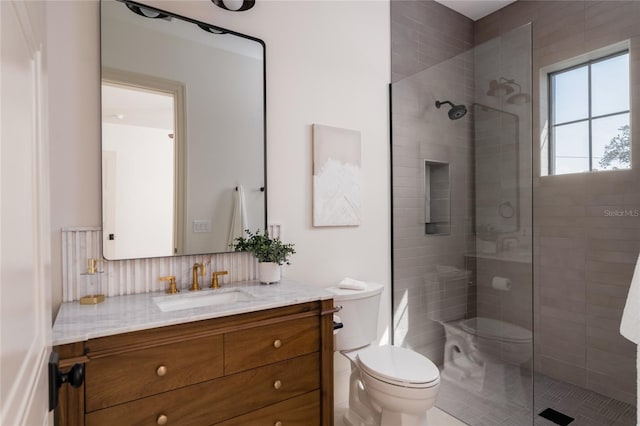 full bath with decorative backsplash, tiled shower, vanity, and toilet