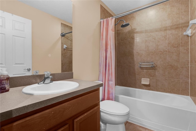 full bath with shower / tub combo with curtain, vanity, and toilet