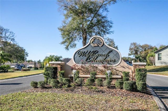 community sign with a yard