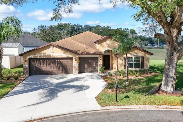 view of front facade featuring stucco siding, an attached garage, fence, driveway, and a front lawn