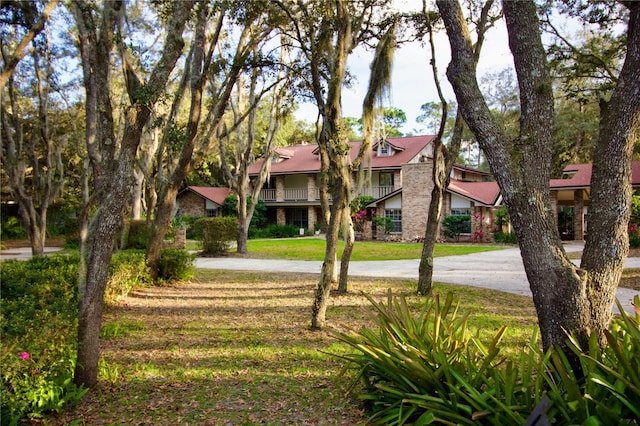 view of yard with a residential view