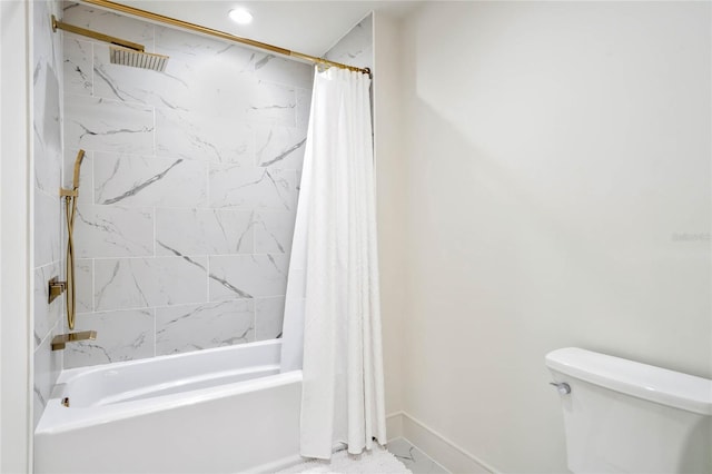 full bathroom with toilet, baseboards, visible vents, and shower / tub combo with curtain