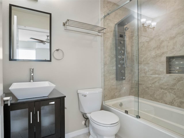 full bathroom featuring bath / shower combo with glass door, toilet, a ceiling fan, vanity, and baseboards