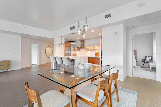 dining area featuring recessed lighting, visible vents, and baseboards