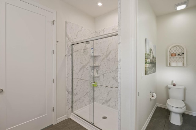 full bathroom featuring toilet, a marble finish shower, visible vents, and baseboards