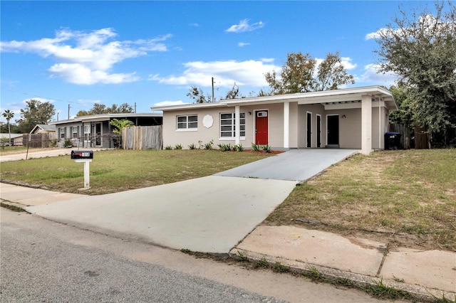 view of front facade featuring fence and a front lawn