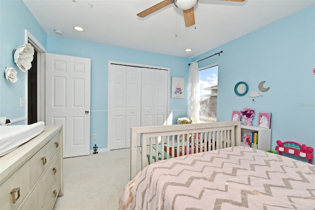 bedroom featuring ceiling fan, recessed lighting, light carpet, baseboards, and a closet