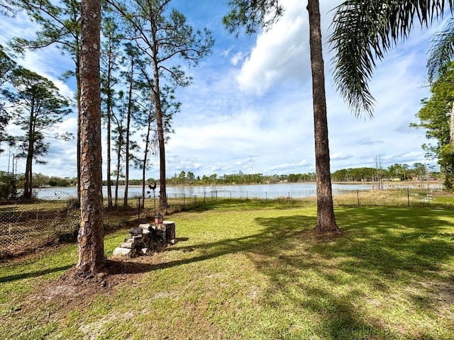 view of yard featuring a water view