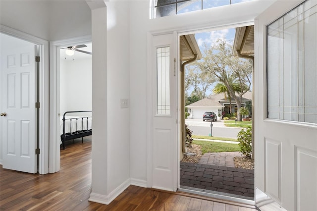 entryway featuring a ceiling fan, dark wood-style flooring, and baseboards