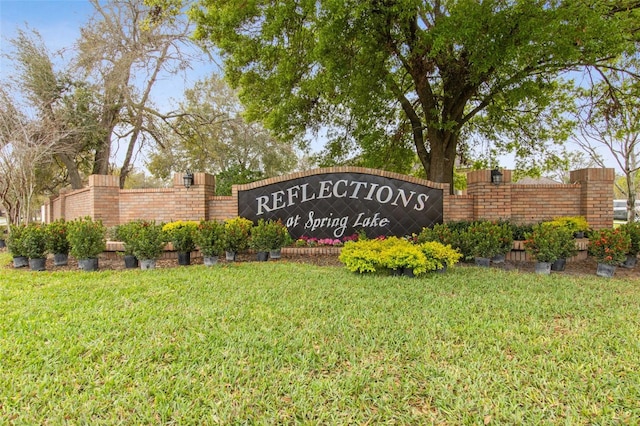 community sign featuring a yard