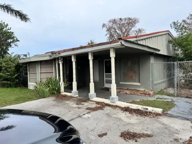 view of front of property featuring a porch and fence