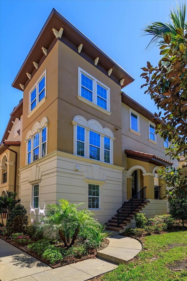 view of front facade with stucco siding