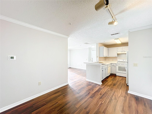 kitchen featuring visible vents, white cabinets, electric stove, a peninsula, and light countertops