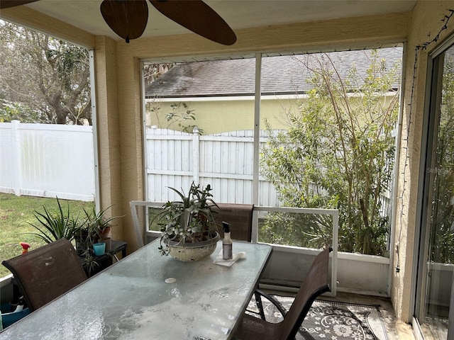 sunroom with ceiling fan