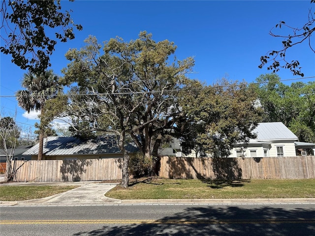 view of front of house featuring driveway and fence