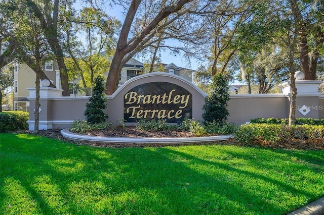 community / neighborhood sign featuring a yard