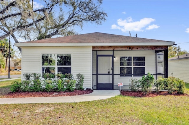 bungalow-style house featuring a front lawn