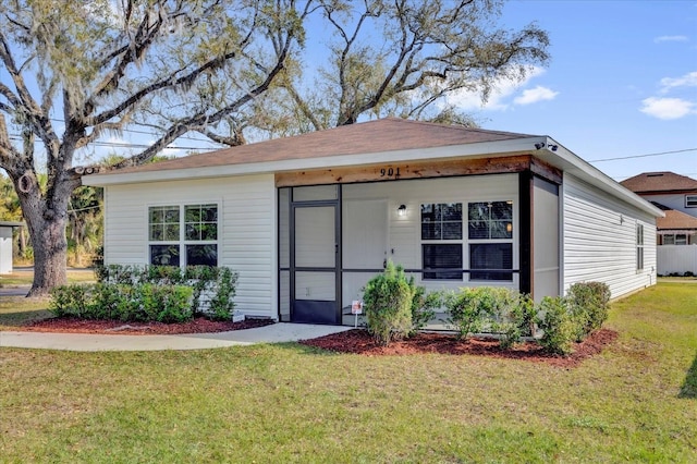 view of front facade with a front lawn