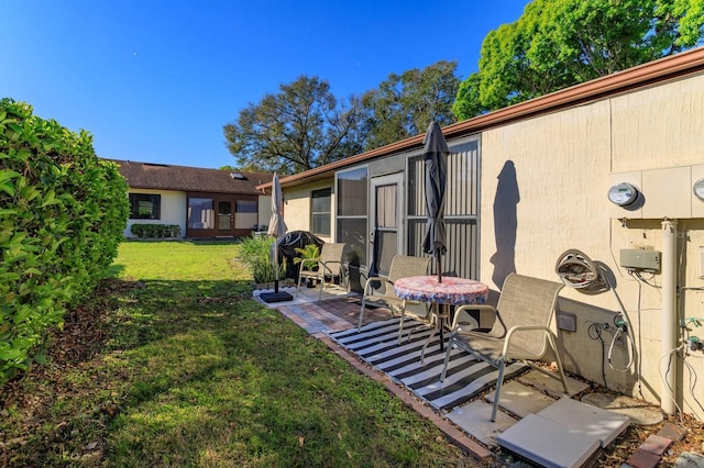 view of yard featuring a patio