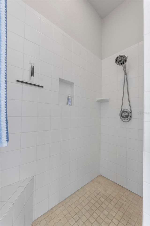 bathroom featuring a tile shower