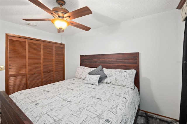 bedroom with baseboards, visible vents, ceiling fan, a textured ceiling, and a closet