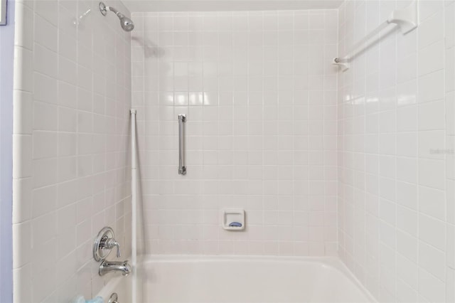 bathroom with bathtub / shower combination