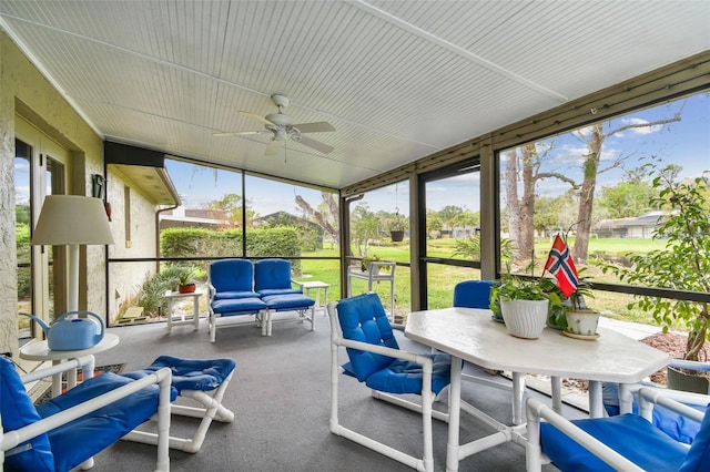 sunroom / solarium featuring a ceiling fan