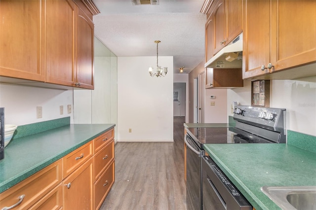 kitchen with visible vents, light wood-style floors, stainless steel electric stove, a textured ceiling, and under cabinet range hood