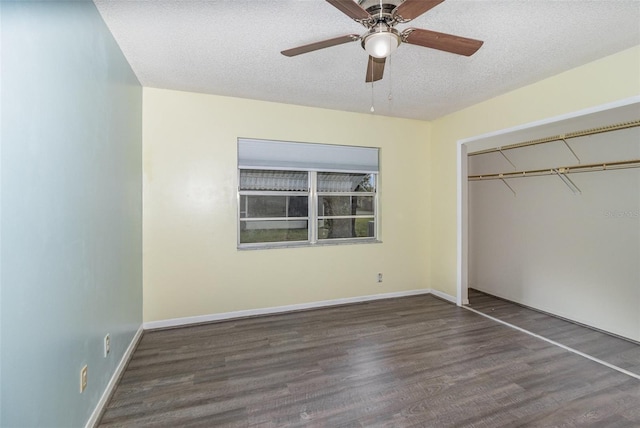 unfurnished bedroom featuring a textured ceiling, ceiling fan, wood finished floors, baseboards, and a closet