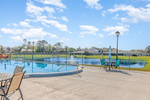 view of swimming pool featuring fence