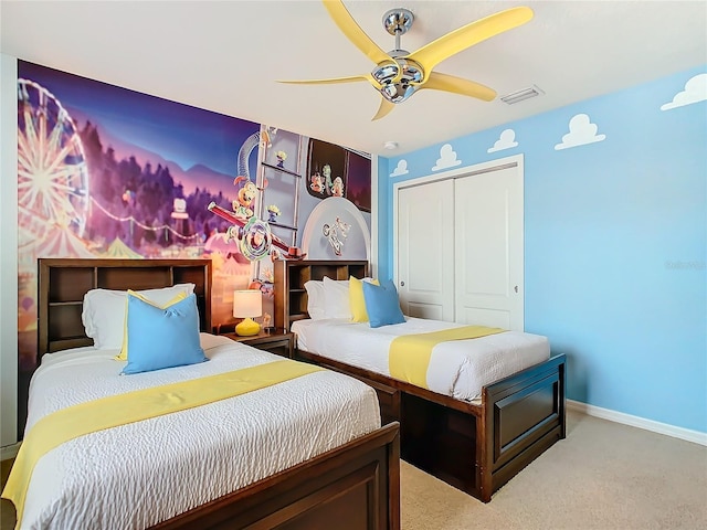 bedroom featuring light carpet, a ceiling fan, visible vents, baseboards, and a closet