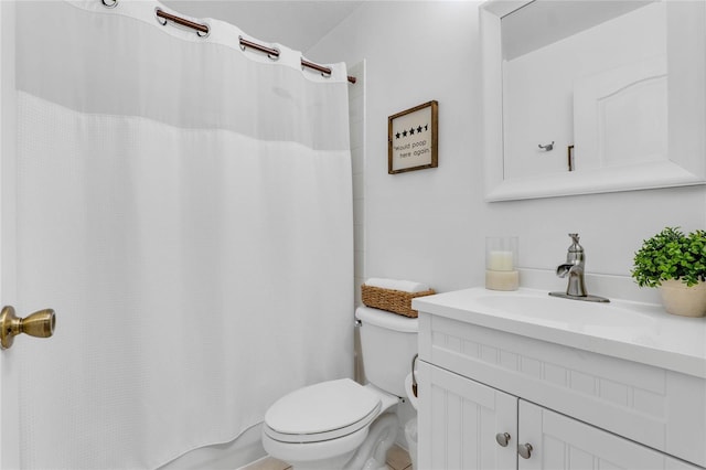 full bathroom featuring toilet, a shower with curtain, and vanity