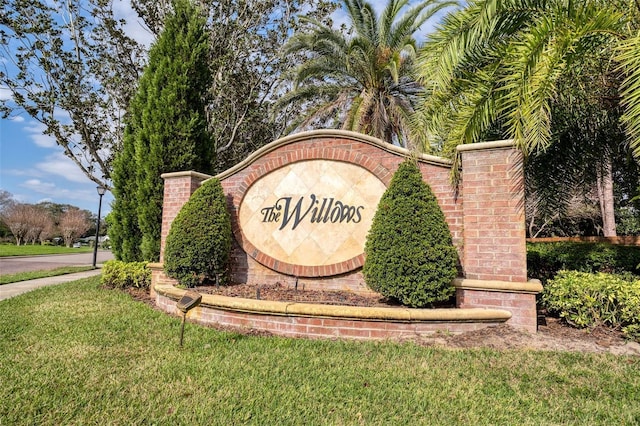 community sign featuring a lawn