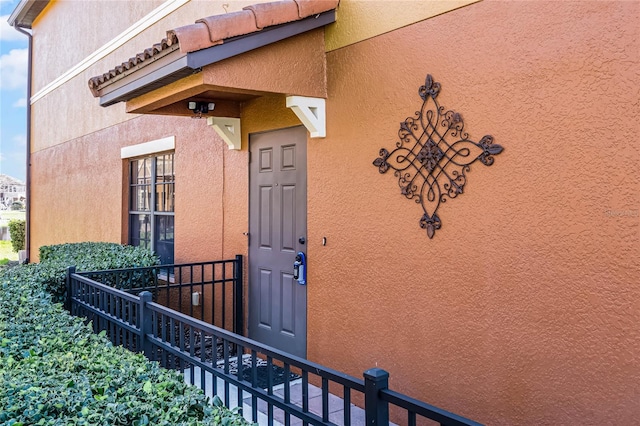 view of exterior entry with stucco siding