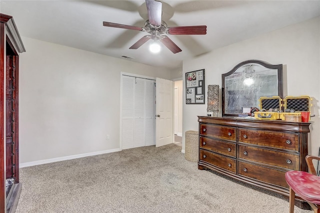 bedroom featuring ceiling fan, light carpet, visible vents, baseboards, and a closet