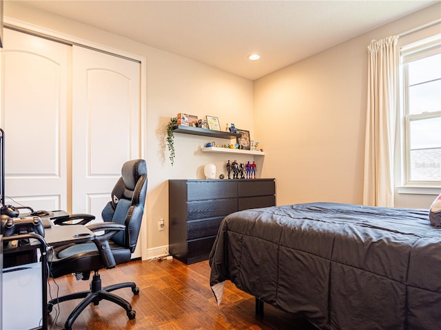 bedroom with dark wood-style floors, recessed lighting, a closet, and baseboards