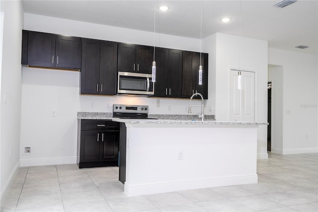 kitchen featuring visible vents, baseboards, a center island with sink, recessed lighting, and appliances with stainless steel finishes